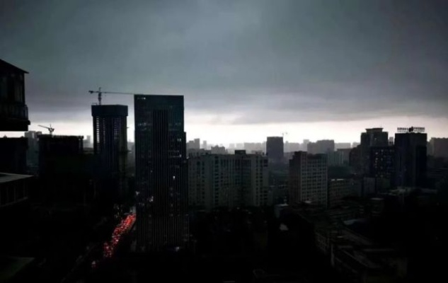 蜀天欲裂，成都大暴雨前夜，一座城市的呼吸与守望